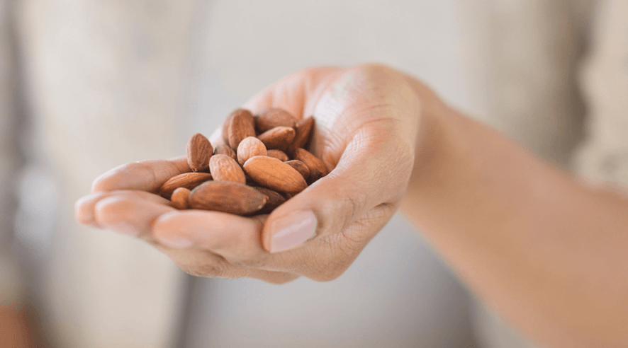 Une personne tenant des amandes dans ses mains